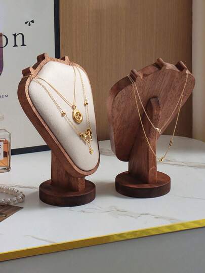 1 قطعة رف مجوهرات أنيق من الجوز، تصميم عصري لعرض العقود والقلائد، ملمس فخم وجودة عالية، مثالي لتزيين غرفة النوم أو صالة العرض، متوفر بألوان متعددة تناسب جميع الأذواق، هدية مثالية في المناسبات الخاصة مثل عيد الميلاد أو حفلات الزفاف، يضيف لمسة جمالية وعملية لتنظيم المجوهرات بشكل أنيق.