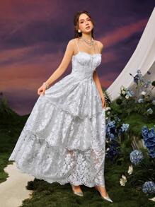 Abito romantico e fantasioso da sposa estivo con design a sottili spalline, impreziosito da fiocchi e orlo a strati - perfetto per vacanze estive, appuntamenti romantici e raduni serali