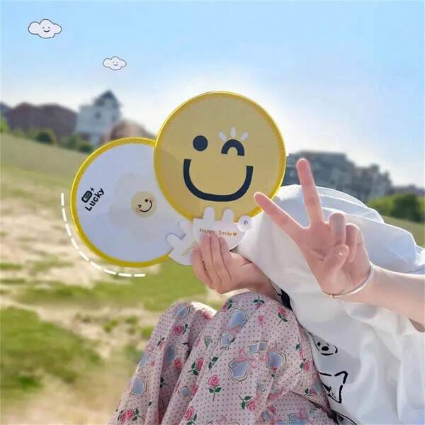 Abanico plegable portátil de verano con bolsa de almacenamiento - Diseño de girasol sonriente y suerte, abanico de plástico moderno de color amarillo brillante de mano para mujeres, regalo de enfriamiento del tamaño del bolsillo para exteriores, playa, picnics, equipo de picnic | Accesorio alegre | Enfriamiento manual de verano, playa, viaje