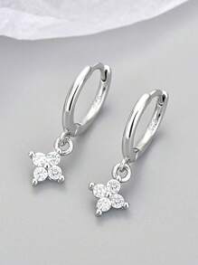 O pereche de cataramă pentru ureche de trifoi cu patru foi, S925, cu diamante, pentru femei, delicată, compactă, la modă, ușoară, lux, toate accesorii pentru urechi, proaspete și dulci, potrivite pentru a oferi cadouri, prieteni, petreceri colegilor de clasă, nunți, petreceri ușoare și alte accesorii