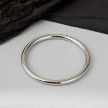 1 pieza Pulsera clásica y popular de acero de titanio sólido con superficie lisa chapada en oro de 18K, pulsera para mujer que no se desvanece