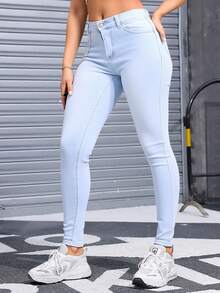 Pantalones jeans ajustados de cintura alta en azul claro con detalles de cadena, tela suave y elástica, ideales para estilos casuales y modernos - Celeste - Ver 3