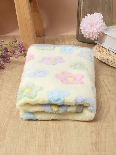 这款轻便、透气、可水洗且舒适的宠物毯由聚酯纤维制成，适合小型猫狗在秋冬季节使用。