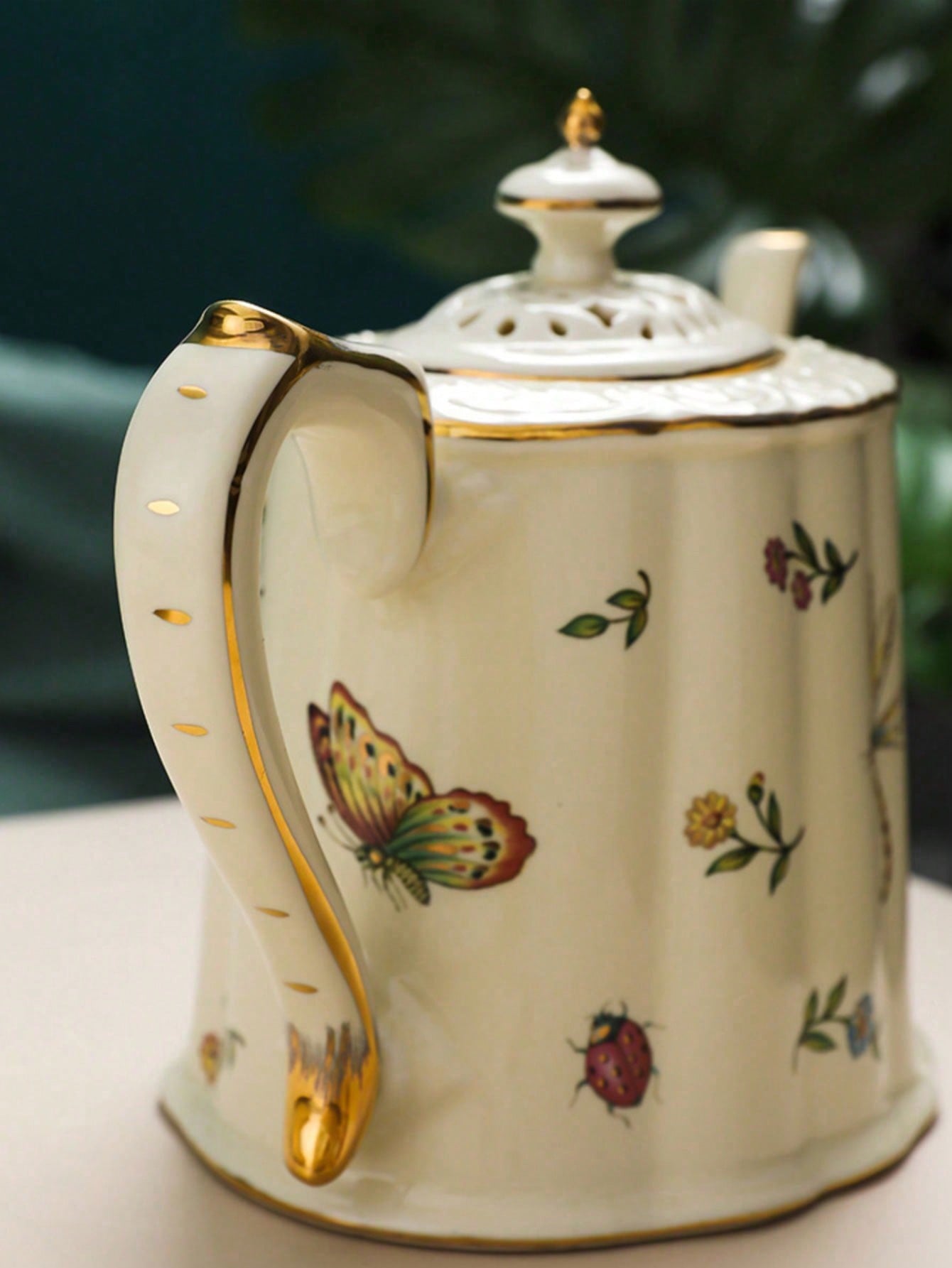 طقم إبريق الشاي والفنجان الخزفي القديم مع كوب وصحن...