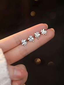 1 Cặp bông tai cỏ bốn lá cổ điển thanh lịch bằng bạc Sterling S925, được trang trí bằng đá Zirconia tổng hợp, ít gây dị ứng, phù hợp với phụ nữ, đeo hàng ngày, lễ hội âm nhạc, kỳ nghỉ, ngày lễ tình nhân - cỏ bốn lá - Xem 3