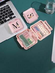 迷你六格药盒便携式六格小药盒药丸包装密封储物盒，一周使用 6 天的储物盒，白色雏菊向日葵字母的艺术字母设计，首字母旅行药丸收纳盒，6 隔层便携式 A-Z 字母药盒，用于存放维生素的每日药丸盒，口袋钱包药品收纳盒的小药丸容器，字母 ID 吊饰收纳盒 - 粉色 - 查看 7