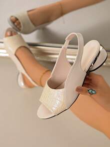 性感时尚女士凉鞋，漆皮拼色中跟粗跟夏季新款软皮拖鞋，露趾，加大码，白色低跟女士凉鞋