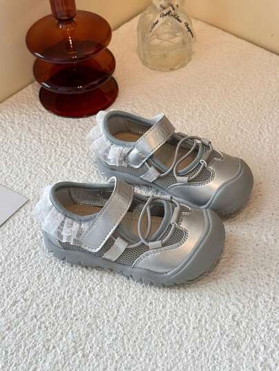 1 双女孩蕾丝装饰优雅平底鞋，适合夏季