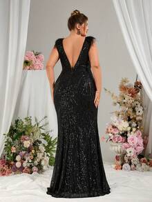 Elisanya فستان خاص بالحجوم الكبيرة ذو قصة ذيل الحورية مع أرداف منسدلة، رقبة عميقة على شكل V, ظهر مكشوف، مزين بالريش والترتر،مناسب للحفلات والسهرات الرسمية والحفلات الزفاف