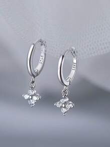 O pereche de cataramă pentru ureche de trifoi cu patru foi, S925, cu diamante, pentru femei, delicată, compactă, la modă, ușoară, lux, toate accesorii pentru urechi, proaspete și dulci, potrivite pentru a oferi cadouri, prieteni, petreceri colegilor de clasă, nunți, petreceri ușoare și alte accesorii