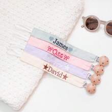 1 pieza Clip de chupete bordado personalizado, Portachupetes para recién nacido, Clips de chupete personalizados, Clips de chupete con nombre personalizado, Regalos para baby shower, Multifuncional, Ornamental, Letra, Elegante, Moderno, Colorido, Lindo, Adorable, Casual, Personalizado, Único, Ideal para regalos para él, Ideal para regalos para ella
