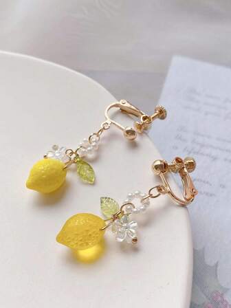 2 件夏季树脂黄色清新柠檬小花叶不对称仿珍珠夹式耳环，适合女士日常佩戴