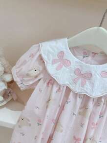 Vestido elegante para meninas com gola redonda bordada e laço, estampa de coelho e floral, estilo moderno, adequado para atividades ao ar livre, festivais, festas, primavera/verão