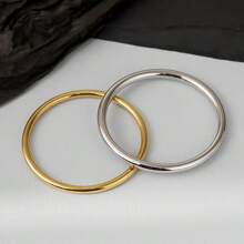 1 pieza Pulsera clásica y popular de acero de titanio sólido con superficie lisa chapada en oro de 18K, pulsera para mujer que no se desvanece