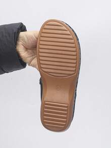 新款大码35-45女士休闲时尚凉鞋，个性欧美风黑色露趾平底鞋，适合日常沙滩，厚底坡跟凉鞋