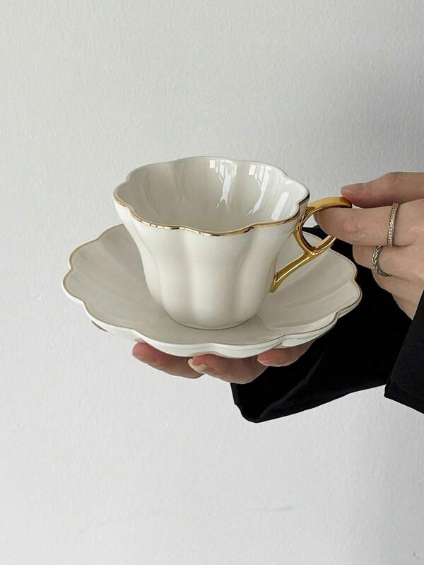 1 zestaw europejskich zabytkowych złotych ceramicznych filiżanek do kawy i spodków, asymetryczne kubki, domowy kubek do mleka na śniadanie, kubek do latte art w biurze, kubek do soku, kubek do wody dla par, świąteczny kubek na prezent dla rodziny i przyjaciół