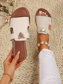 صندل فلات مزين بزخارف حيوانية، رياضي خفيف الوزن للانزلاق للاستخدام اليومي والشاطئ والخارج، مناسب للفتيات المراهقات