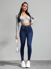 Jeans ajustados de cintura alta en azul marino, tela suave y elástica, ideal para estilos casuales y versátiles