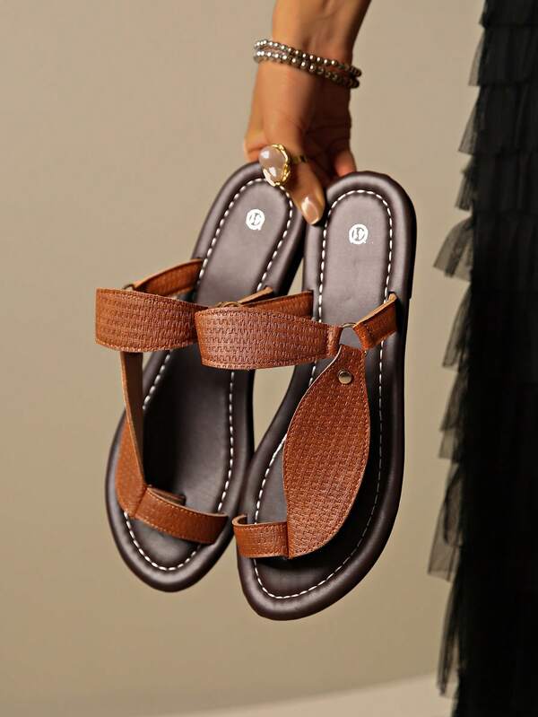 Damen Mode personalisierte flache Sandalen mit Zehenriemen, runder Metalleinsatz-Design, geprägtes Material flache Pantoffeln, schwarze und braune Strandclogs, Lässig Urlaub Outdoor