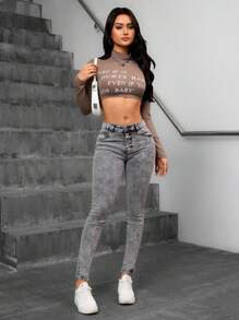 Mujer skinny jeans grises desgastados con botones múltiples