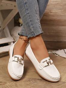 Damskie codzienne mokasyny typu slip-on, modne, jednokolorowe, oddychające, miękkie, wygodne buty do jazdy samochodem z metalową klamrą, codzienne dojazdy do pracy, ręcznie robiona skórzana powierzchnia z wzorem w kropki, białe, płaskie, damskie buty rekreacyjne - Biały - Zobacz 3
