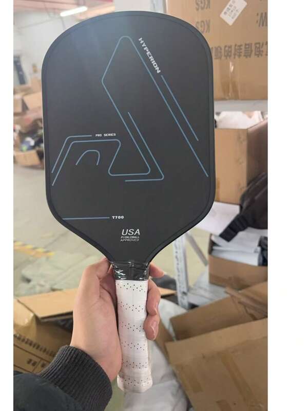 Paddle da pickleball approvato dall'USAPA in fibra di carbonio T700 nera, con anima in nido d'ape in polipropilene da 16 mm e superficie ruvida