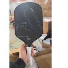 Paddle da pickleball approvato dall'USAPA in fibra di carbonio T700 nera, con anima in nido d'ape in polipropilene da 16 mm e superficie ruvida