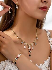Juego de joyas elegante y lujoso con diseño de naipes que incluye aretes, pulsera y collar, perfecto para mujeres en citas, vacaciones, fiestas y como regalo