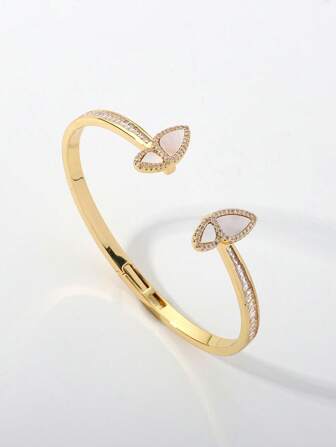 Bracelet de manchette en cuivre avec pierre CZ en forme de papillon personnalisé à la mode. Bijoux de bracelet pour filles avec un design joyeux et simple, cadeau pour l'ami, cadeau de fête
