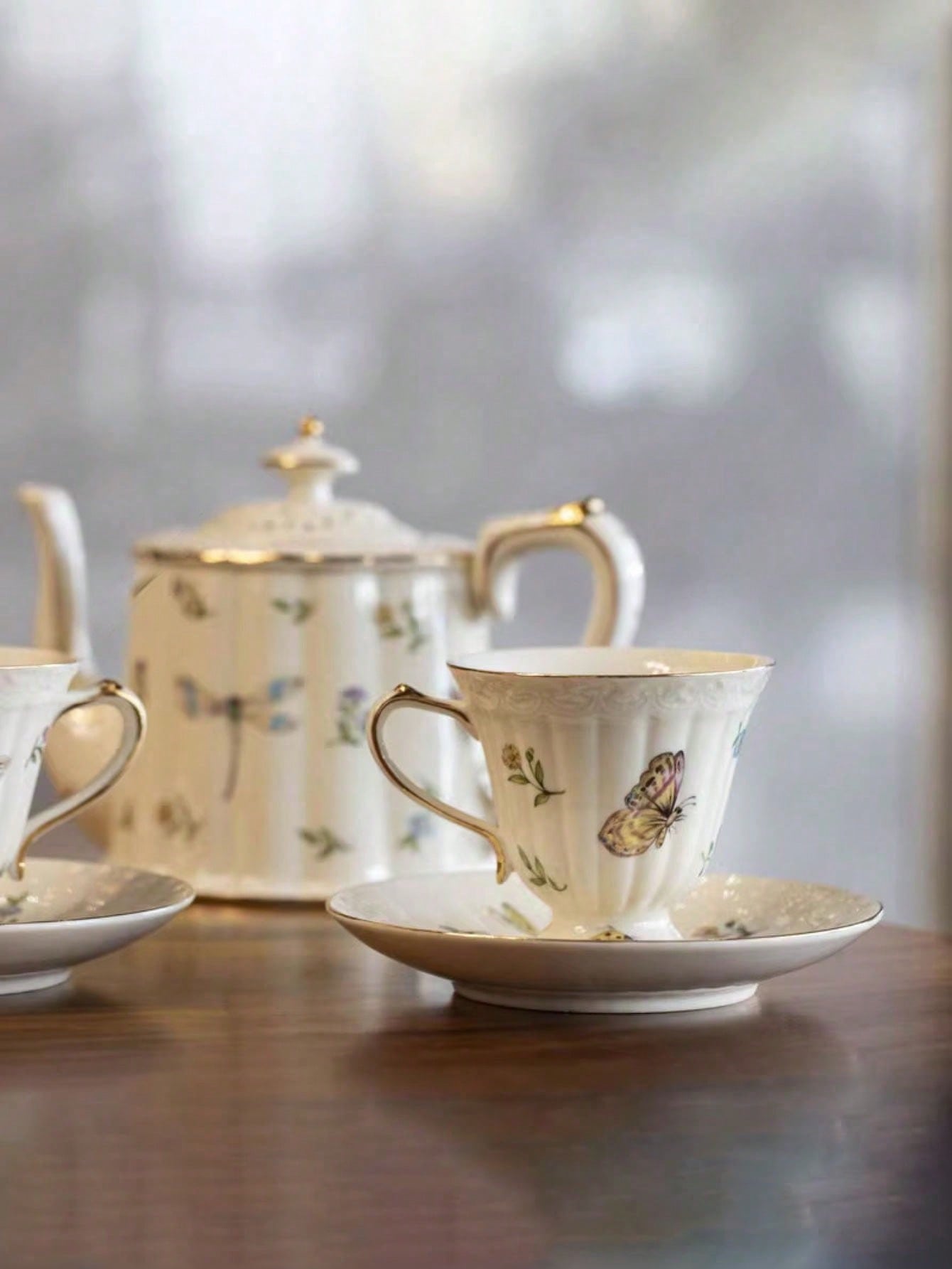 طقم إبريق الشاي والفنجان الخزفي القديم مع كوب وصحن...