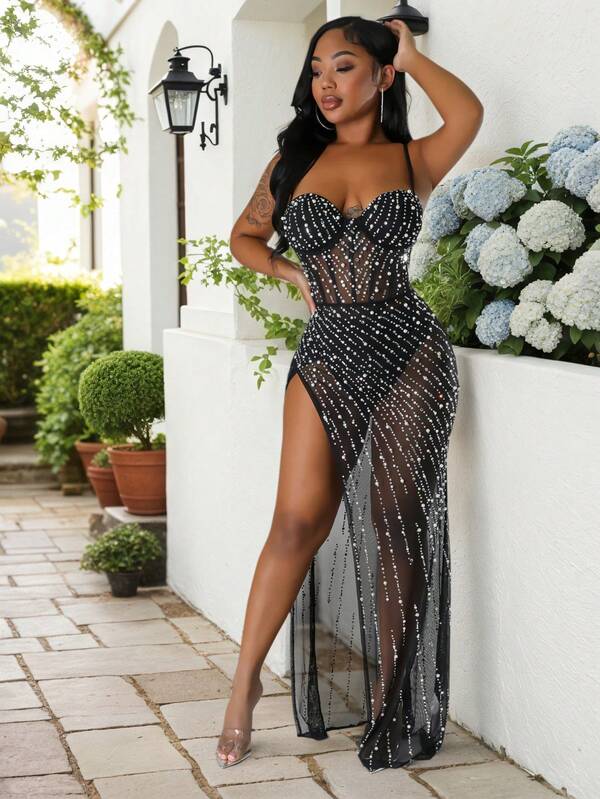 Abito da sera lungo e senza maniche da donna, con spalline sottili, in tessuto nero lucido e trasparente, impreziosito da strass e perle, con orlo asimmetrico, ideale per occasioni speciali, Capodanno, feste eleganti, cosplay e Natale.
