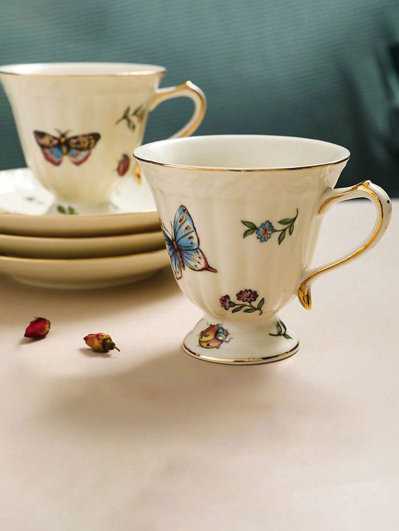 طقم إبريق الشاي والفنجان الخزفي القديم مع كوب وصحن...