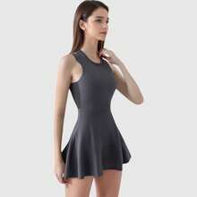 Vestido deportivo fluido con espalda de tirantes y shorts incorporados para mujer - Gris - Ver 6