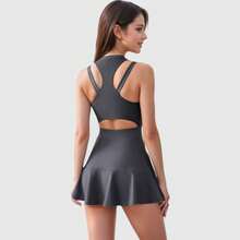 Vestido deportivo fluido con espalda de tirantes y shorts incorporados para mujer - Gris - Ver 8
