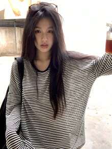 条纹韩版长袖休闲宽松圆领上衣，夏季防紫外线衬衫，随意剪裁 - 黑與白 - 查看 3