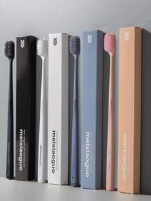 这款优质便携式独立包装的日常必备牙刷，采用柔软刷毛，适合家庭使用。这款超软牙刷专为敏感牙齿设计。超细刷毛可深入清洁牙缝和敏感牙龈，消除牙菌斑引起的口臭，保持口气清新。