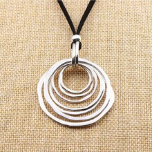 1 szt. Modny srebrny/złoty wisiorek z 7 pierścieniami na 32-calowym czarnym zamszowym sznurku naszyjnik - Antyczne srebro - Zobacz 2