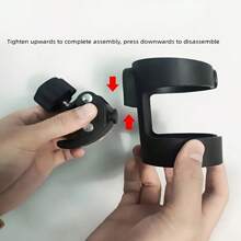 Soporte giratorio para botellas de material PP resistente, en color negro, para bicicletas y motocicletas. Diseño versátil y flexible con tapa de fácil acceso, ideal para uso al aire libre y de viaje. Accesorios de viaje | Soporte de botella elegante | Soporte de plástico resistente