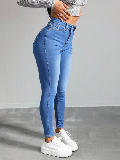 Jeans ajustados de cintura alta en azul, tela suave y elástica, ideal para estilos casuales y versátiles
