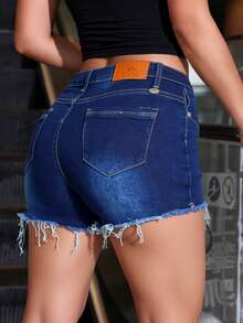 Shorts de mezclilla ajustados de cintura alta en azul, con bordes deshilachados, tela suave y elástica, ideales para estilos casuales y versátiles - Azul lavado oscuro - Ver 4
