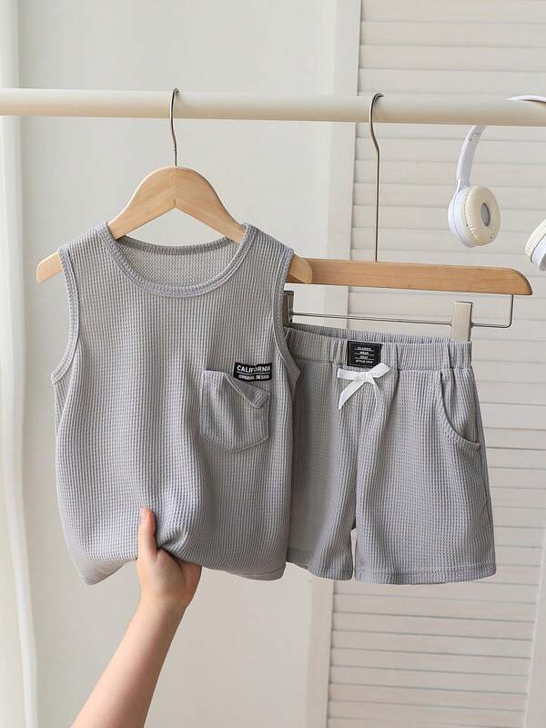 Set estivo nuovo da 2 pezzi per ragazzi, maglietta senza maniche con taschino e motivo a lettera + pantaloncini casual, completo alla moda