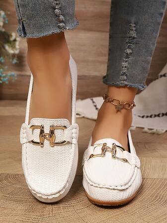 女士休闲一脚蹬乐福鞋，时尚纯色透气软底舒适驾车鞋，带金属扣装饰，日常通勤，手工皮革表面带波点图案白色平底女士休闲鞋