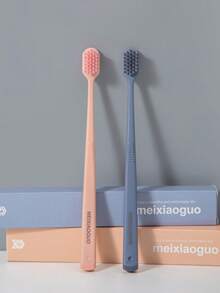 这款优质便携式独立包装的日常必备牙刷，采用柔软刷毛，适合家庭使用。这款超软牙刷专为敏感牙齿设计。超细刷毛可深入清洁牙缝和敏感牙龈，消除牙菌斑引起的口臭，保持口气清新。