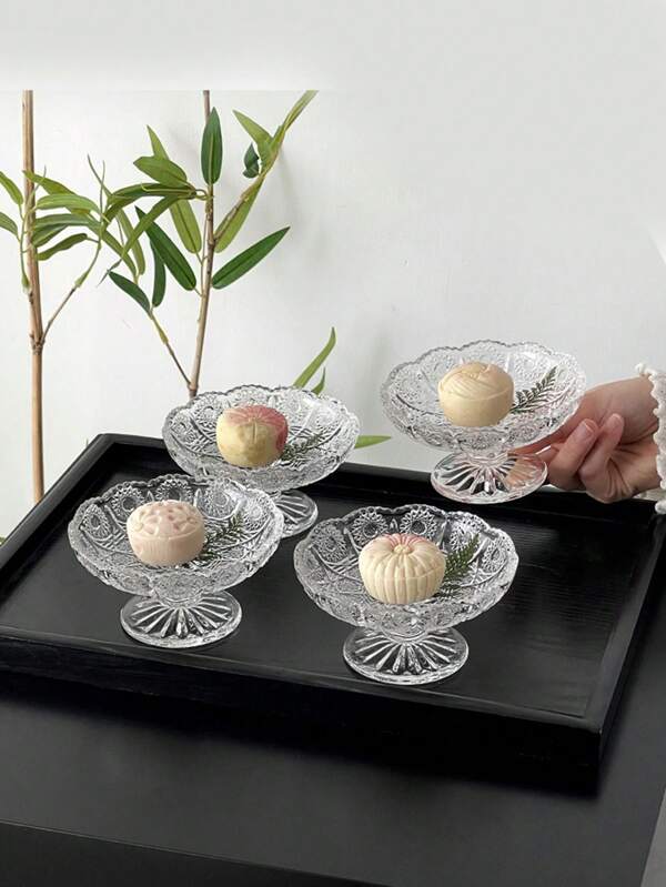 طبق زجاجي ذو قدم عالية بطراز صيني لتقديم الفواكه، وطبق شاي مذهب صغير، وطبق حلويات، وطبق وجبات خفيفة، وصينية للحلوى