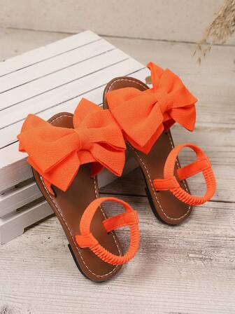 一双白色女童凉鞋夏季新款蝴蝶结公主鞋松紧带设计软底休闲女童沙滩鞋