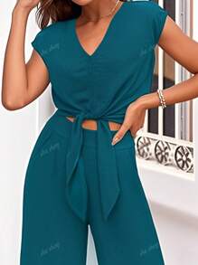 Ensemble deux pièces grande taille avec Top court à col en V et taille nouée, avec pantalon large. Décontracté et ajusté, parfait pour le printemps/été et le port quotidien