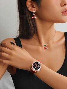 SOKI SOKI Set de 4 piezas para mujer que incluye un reloj de cuarzo con esfera redonda y números arábigos casual y elegante, un collar con diseño de cereza, aretes a juego y un estuche. Perfecto para uso diario, vuelta al colegio, temporada de graduación, Acción de Gracias y como regalo para parejas. Estuche no incluido.
