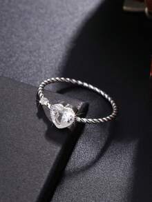 1 件 S925 优雅简约心形戒指，时尚精致的欧美设计，是结婚周年纪念日、情人节、母亲节的绝佳礼物，高品质女士珠宝，随机盒装款式