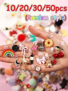 10/15/20/25/30/40/50 pezzi Tappi anti-polvere misti casuali (stile non ripetitivo), accessori per smartphone in lega/resina, ciondoli, piccole decorazioni, charm, cartoni animati, strass, nappe, 3D stereoscopici, gocce piatte di olio ecc. Vari colori, stili, motivi, forme, edizioni da collezione