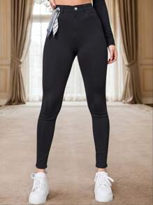 Mujer skinny jeans negros con pañoleta decorativa